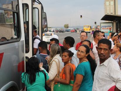 Personas tomando el autob&uacute;s en una calle de Brasilia.