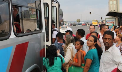 Pessoas em ponto de ônibus de Brasília.