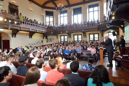 Bernie Sanders, durante una charla con jóvenes en Cambridge (Reino Unido).