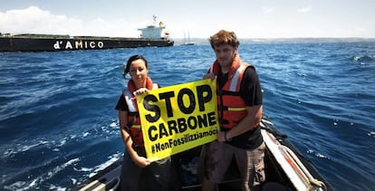 Luca Iacobini, derecha, en una acción ecologista.