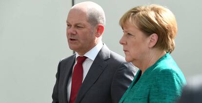 La canciller alemana, Angela Merkel, y el alcalde de Hamburgo, Olaf Scholtz.