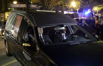 El vehículo funerario llega al domicilio familiar de Emilio Botín en Santander