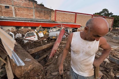 Un hombre comprueba los daños ocasionados por el desbordamiento causado por las fuertes lluvias que han asolado la región colombiana.