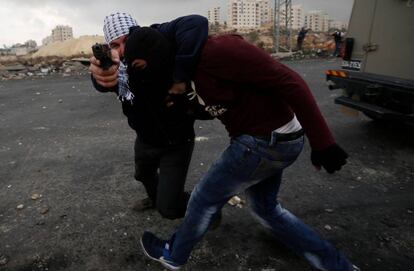 Un agente de policía secreto detiene a un manifestante palestino.