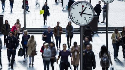 Transeuntes no distrito financeiro de Canary Wharf, em Londres.