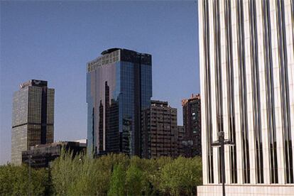 Edificios Windsor (izquierda), Europa (centro) y detalle de la Torre Picasso, en Azca (Madrid, 2000)