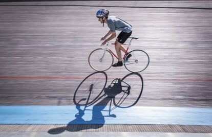 Un ciclista pedalea ayer en el vel&oacute;dromo de Barcelona.