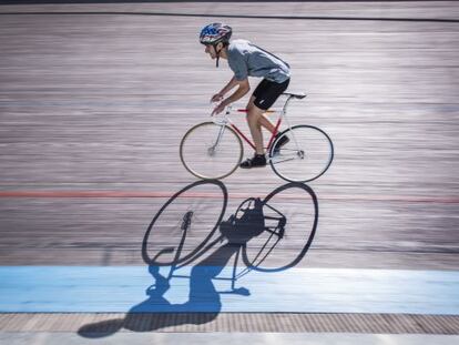 Un ciclista pedalea ayer en el velódromo de Barcelona.