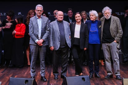 Los exdirectores de EL PAÍS Javier Moreno, Jesús Ceberio, Soledad Gallego-Díaz y Joaquín Estefania y la directora de EL PAÍS, Pepa Bueno, posan en el escenario al finalizar el acto. 