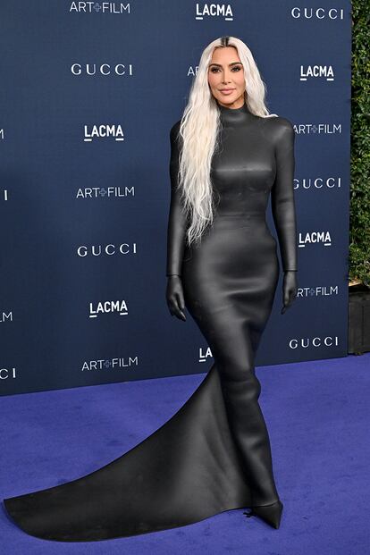 Kim Kardashian fue fiel a Balenciaga, con este ceñido vestido negro.