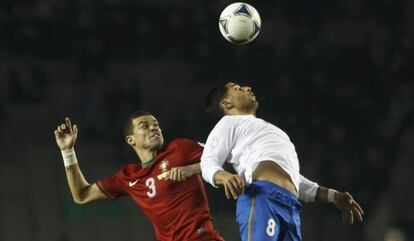 Pepe salta por el balón con Azad.