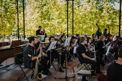 Concierto en el templete de parque del Oeste en una foto del Diario de Madrid del Ayuntamiento de Madrid