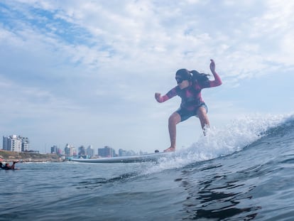 Florencia Deamiguez, que vive con retinitis pigmentaria, surfea en playa Cardiel, en Mar del Plata.