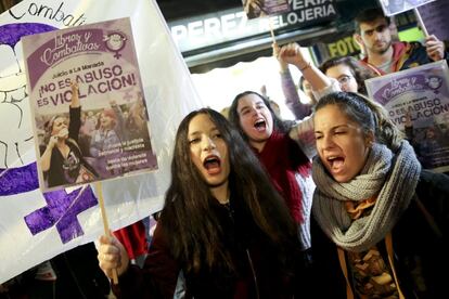 Varias jóvenes gritan en apoyo a la víctima de La Manada durante la concentración en Madrid.