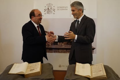 El ministro del Interior, Fernando Grande-Marlaska, entregó al ministro de Cultura y Deportes, Miquel Iceta, los dos libros del siglo XVII de la escritora Sor Juana Inés de la Cruz, recuperados por la Guardia Civil en Estados Unidos.