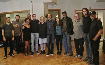 El músico Óscar Peñas (c) junto a todo su equipo, en el estudio de grabación.