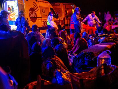 Los supervivientes tras volcar una lancha neumática que transportaba a más de 40 inmigrantes de origen subsahariano.
