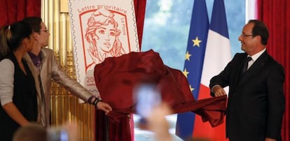 Fran&ccedil;ois Hollande, con la nueva imagen del sello.