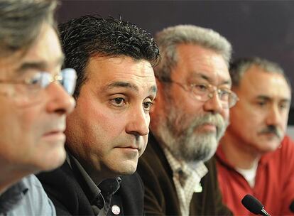 De izquierda a derecha, Lito, Carnero, Méndez y Álvarez, ayer en Barcelona.