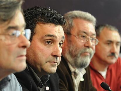 De izquierda a derecha, Lito, Carnero, Méndez y Álvarez, ayer en Barcelona.