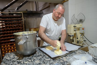 Juan Carlos, propietario de un horno que había en Paiporta y que no volverá a abrir. Ahora ha sido contratado por Mari Carmen para trabajar en su negocio.
