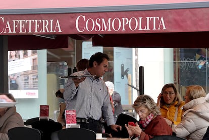 Un camarero atiende a los clientes en una terraza de Bilbao (Bizkaia), el martes.