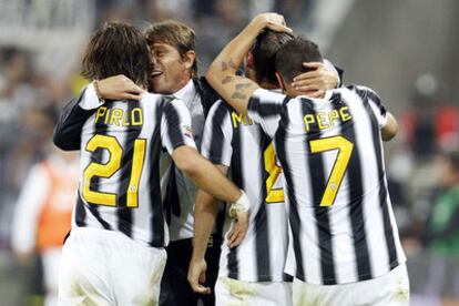 Los jugadores del Juventus celebran una victoria con su entrenador.