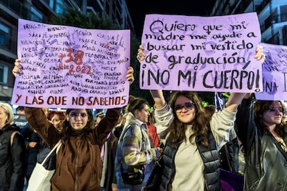 Dos jóvenes sostienen carteles durante la manifestación en Valencia.