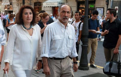 El pintor y escenógrafo José Ibarrola, a la izquierda, en la entrada al homenaje.