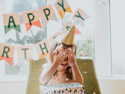 Una niña festeja su cumpleaños.