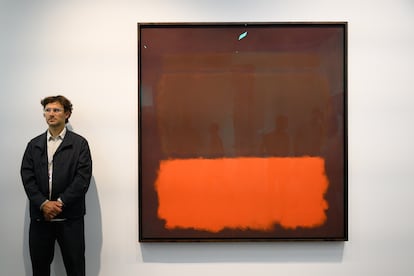 Un galerista, junto a una obra de Mark Rothko expuesta en el 'stand' de Hauser & Wirth en Art Basel, el miércoles pasado.