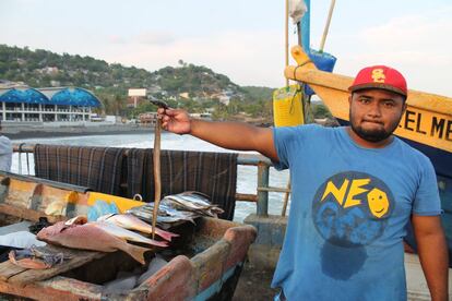 Un joven pescador ofrece anguila, cangrejo jaiba y otros pescados frescos en el viejo y deteriorado muelle de La Libertad. Se espera que para 2023 un nuevo muelle ofrezca mejores condiciones para todos los comerciantes locales.
