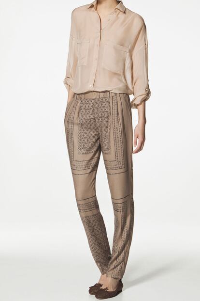 Pantalón fluído en tonos marrones de Massimo Dutti (49,95 euros).