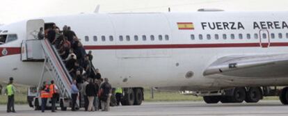 Los vigilantes de los atuneros, ayer, subiendo al avión de la Fuerza Aérea que los trasladó hasta Seychelles junto con las armas que utilizarán.