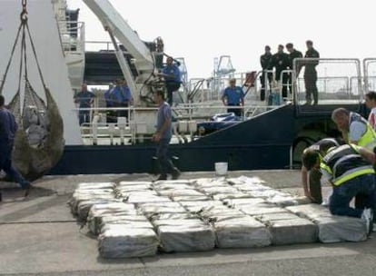 La policía descarga en Las Palmas de Gran Canaria los 80 fardos de cocaína que transportaba el pesquero<i> Río Manzanares.</i>