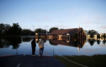 Steven Broadhurst y Deacon Junius Shealy observan la inundación de la iglesia de San Marcos de Cristo después de los efectos del huracán Mattewe en Carolina del Norte,