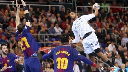 Richardson trata de tirar ante la defensa del Barcelona.