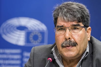 El entonces presidente del PYD kurdo-sirio, Salih Muslim, responde a los periodistas en el Parlamento Europeo en septiembre de 2016.