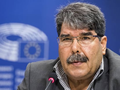 El entonces presidente del PYD kurdo-sirio, Salih Muslim, responde a los periodistas en el Parlamento Europeo en septiembre de 2016.