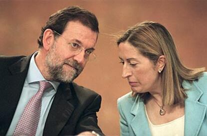 El secretario general del PP, Mariano Rajoy, y la ministra de Sanidad, Ana Pastor.