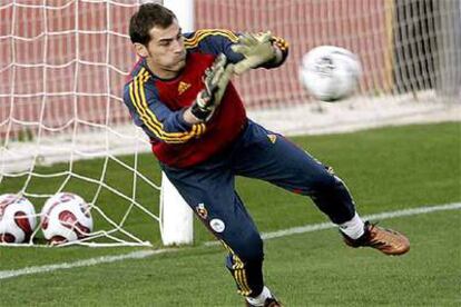 Casillas detiene un balón durante el entrenamiento de la selección.