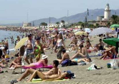 Turistas nacionales y extranjeros en la playa de Málaga. EFE/Archivo