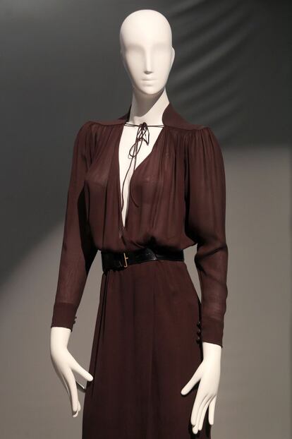 Para la temporada otoño/invierno 2013, Carmen March opta por una paleta sobria de "falsos negros", marrones, rojo y lila. Destaca el trabajo con los tejidos, una obsesión para Pedro del Hierro (que dejó de diseñar en 2003) y también para la diseñadora.
