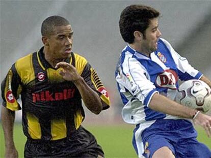 Álvaro acosa a Molina (Espanyol), que trata de controlar el balón.