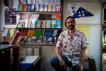 Miguel Ángel Vázquez, de la librería La Imprenta, fotografiado en la Feria del Libro el 7 de junio de 2025. 