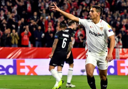 Ben Yedder saluda a la grada tras anotar su segundo gol. 