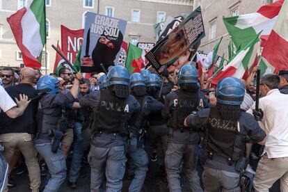 A polícia italiana dissolve uma manifestação no Senado contra a aprovação da lei Ius Soli.