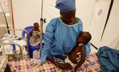 Una madre y su niño enfermo de ébola en Beni, República Democrática del Congo.