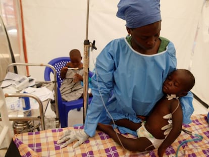 Una madre y su niño enfermo de ébola en Beni, República Democrática del Congo.