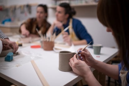 Mujeres realizan cerámicas en un taller.